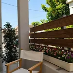Petit House Vrachati شقة